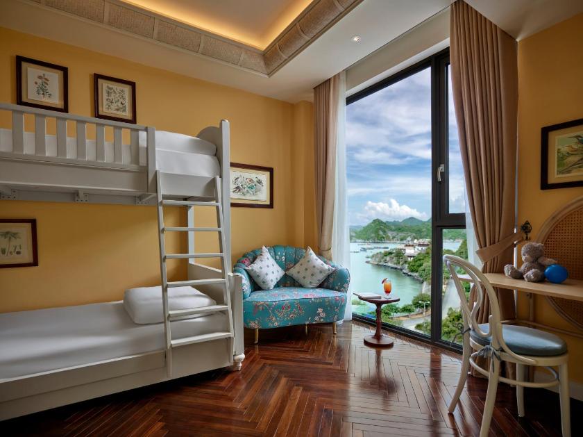Suite Deluxe Có Giường Cỡ King Và Giường Tầng