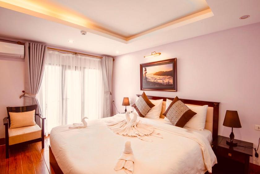 Phòng Deluxe Giường Đôi Với Ban Công và Tầm Nhìn Ra Núi