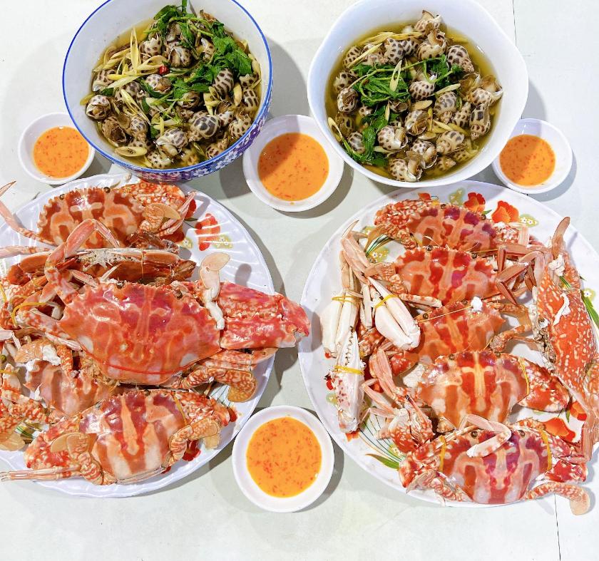 Phòng Deluxe (2 Người lớn + 1 Trẻ em) Phòng Deluxe (2 Người lớn + 1 Trẻ em)