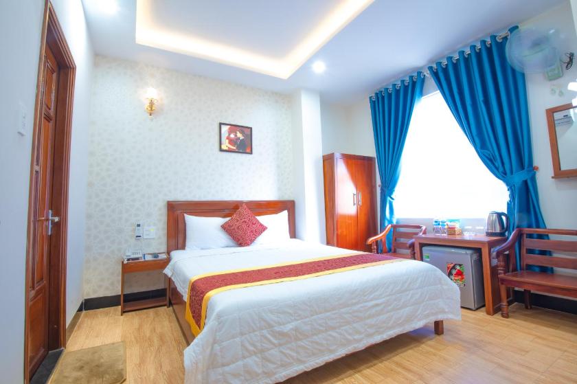 Phòng Deluxe (2 Người lớn + 1 Trẻ em) Phòng Deluxe (2 Người lớn + 1 Trẻ em)