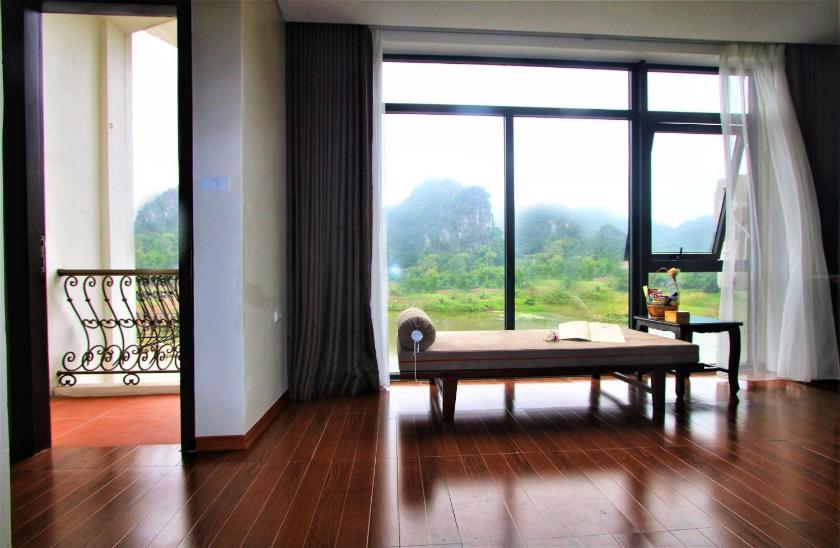 Studio Nhìn ra hồ