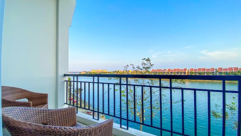 Suite 3 Người Có Ban Công Và Nhìn Ra Sông Suite 3 Người Có Ban Công Và Nhìn Ra Sông