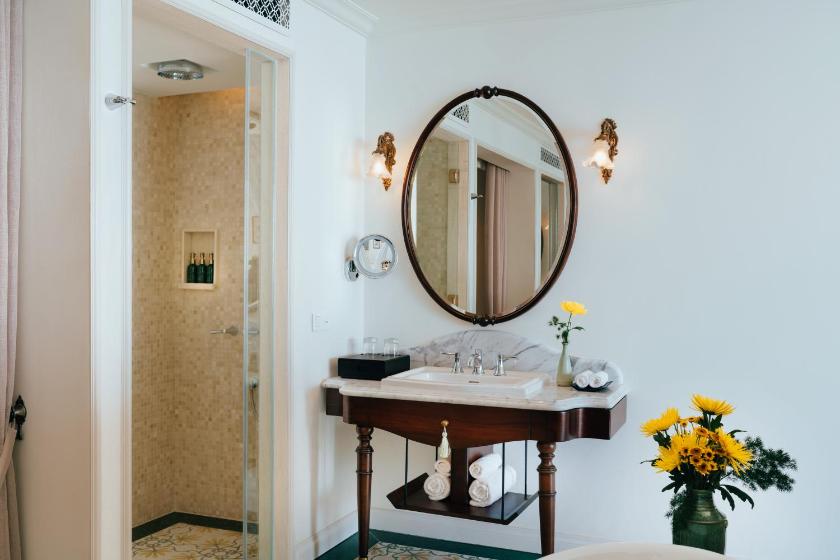 Phòng Deluxe Có Giường Cỡ King Và Ban Công