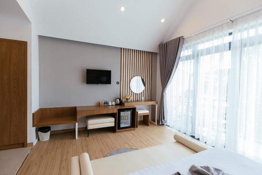 Phòng Deluxe Giường Đôi Có Ban Công