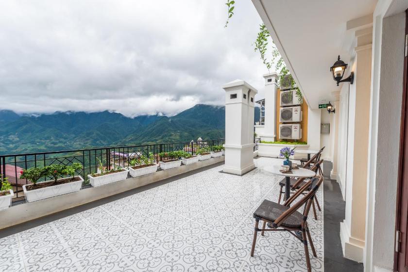 Phòng Giường Đôi Có Ban Công (2 Người Lớn + 1 Trẻ Em) Phòng Giường Đôi Có Ban Công (2 Người Lớn + 1 Trẻ Em)