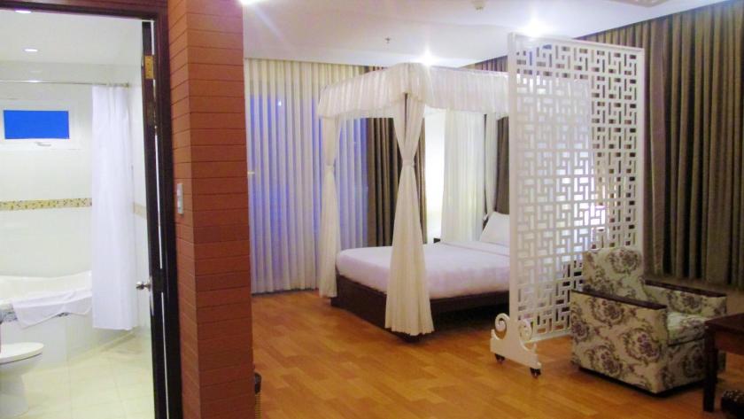 Phòng Deluxe Giường Đôi Có Ban Công