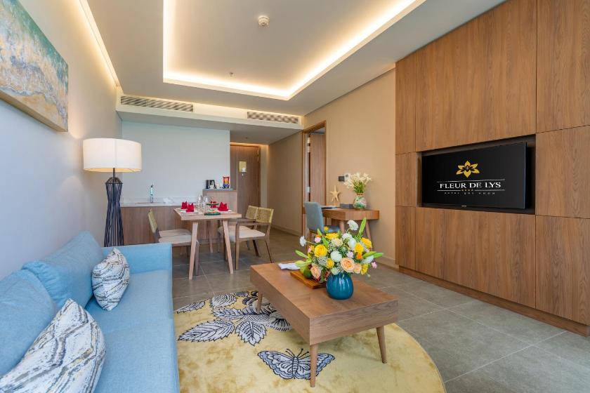 Suite Có Giường Cỡ King Và Ban Công Nhìn Ra Biển