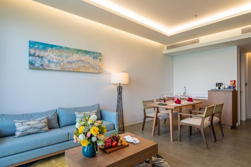 Suite Có Giường Cỡ King Và Ban Công Nhìn Ra Biển