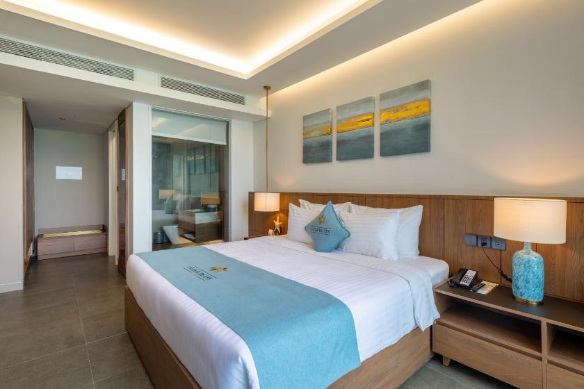 Suite Có Giường Cỡ King Và Ban Công Nhìn Ra Biển