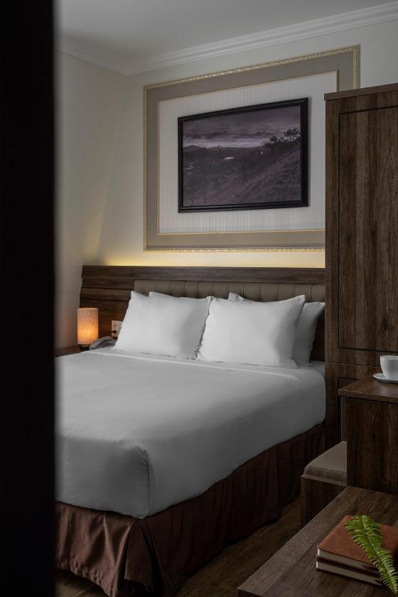 Phòng Deluxe Giường Đôi Nhìn Ra Thành Phố Phòng Deluxe Giường Đôi Nhìn Ra Thành Phố