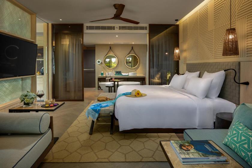 Deluxe King Suite with Executive Lounge Pass - Pool Side