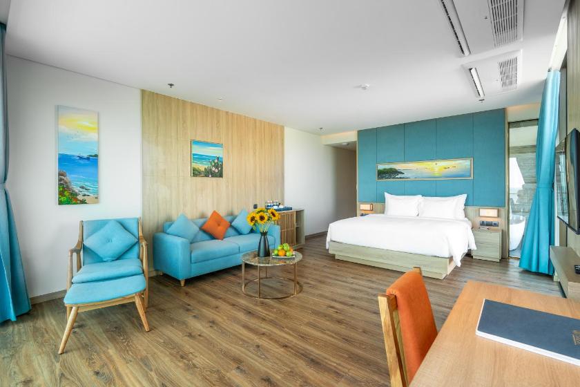 Suite Sala Hướng Biển Có Ban Công