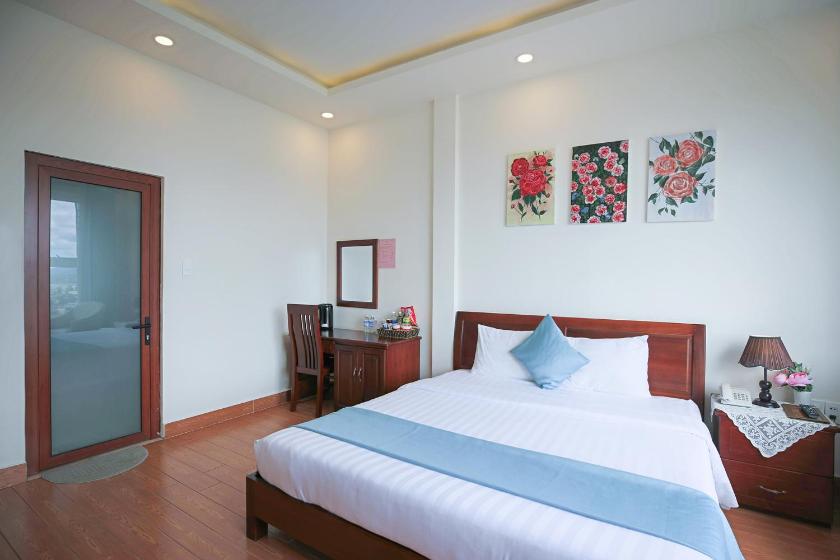 Phòng có giường cỡ King nhìn ra cảnh núi non Phòng có giường cỡ King nhìn ra cảnh núi non