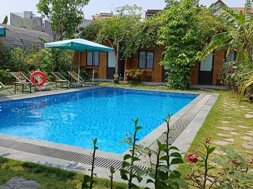 Phòng Có Giường Cỡ King Nhìn Ra Hồ Bơi