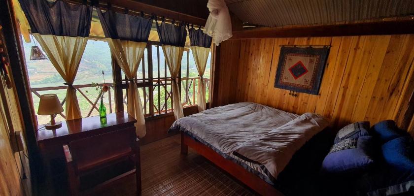 Phòng có giường cỡ King nhìn ra cảnh núi non