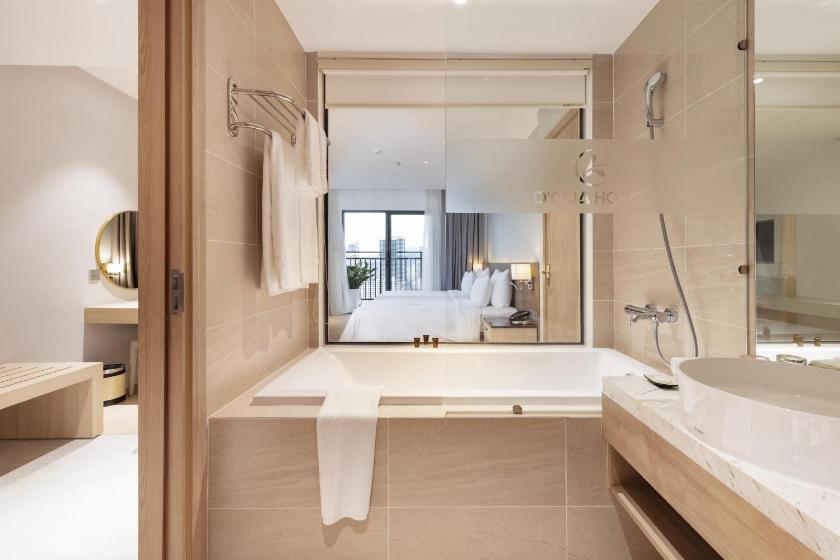 Phòng Gia Đình Có Ban Công Nhìn Một Phần Ra Biển