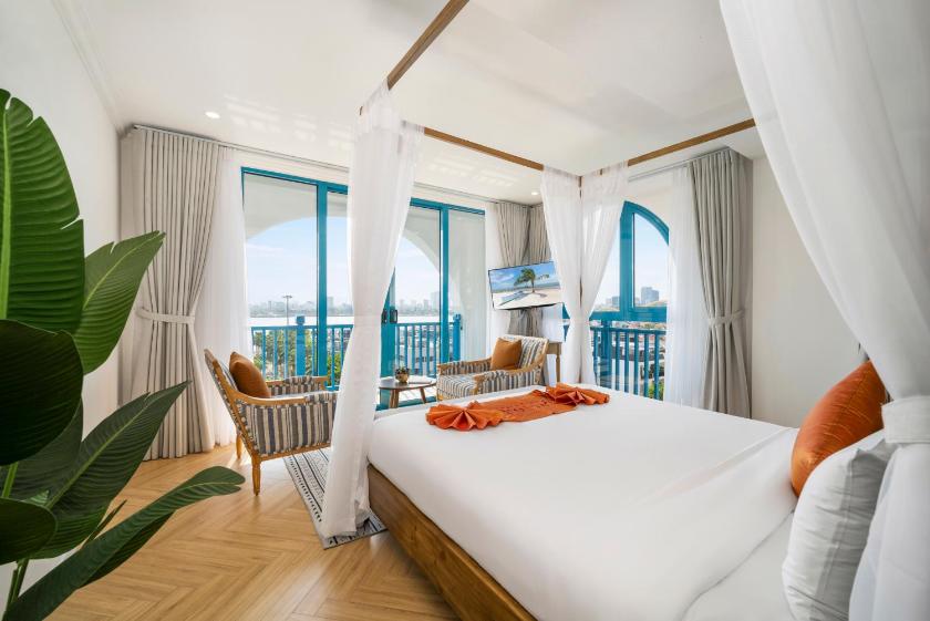 Suite có giường cỡ King với ban công