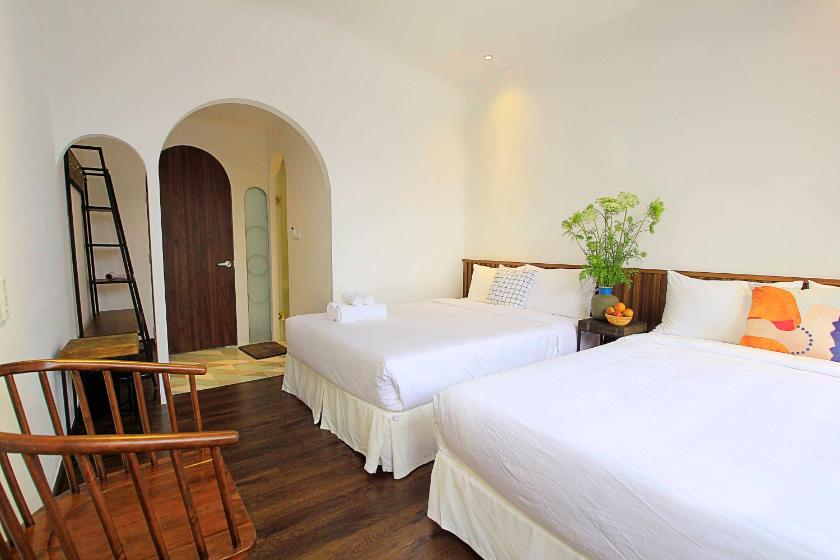 Phòng 4 người nhìn ra vườn