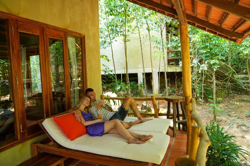 Bungalow Deluxe Nhìn Ra Hồ Bơi