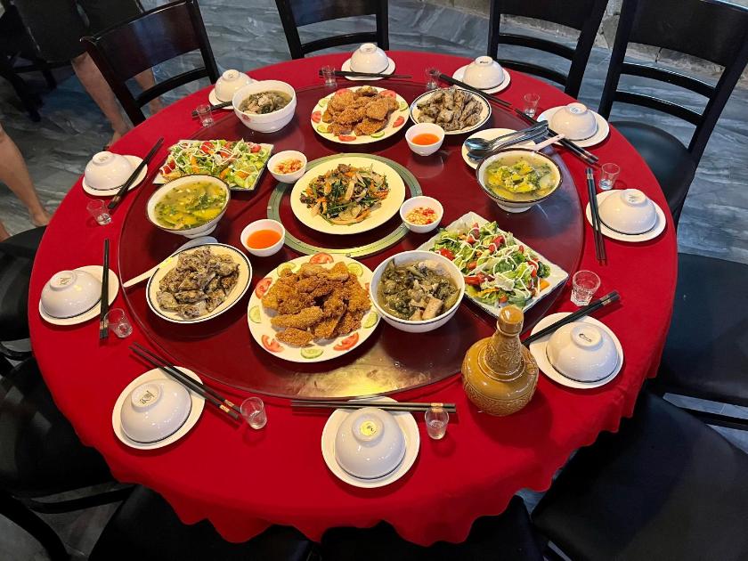 Phòng 3 Người Nhìn Ra Núi