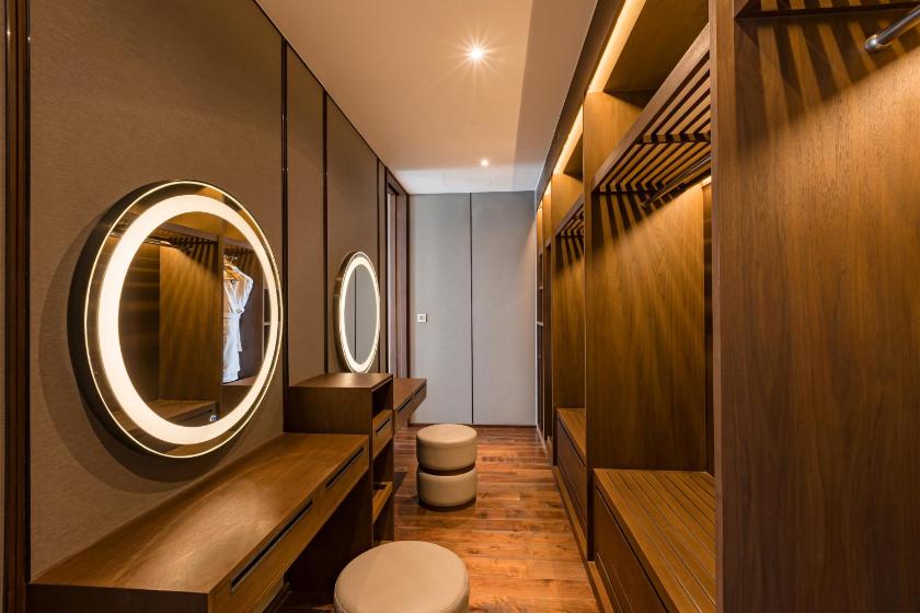 Executive City Suite with Balcony and Jacuzzi Bathtub