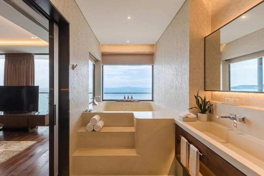Three bedroom Ocean Suite with Balcony and Jacuzzi Bathtub