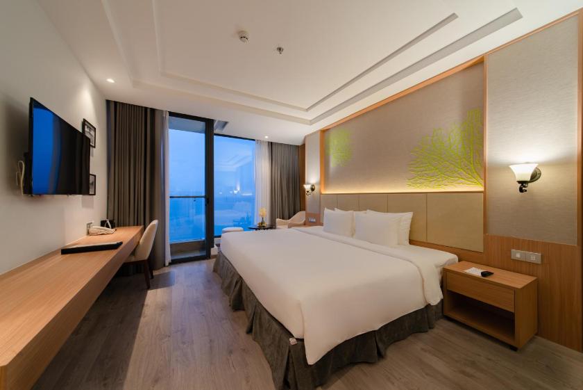 Phòng Deluxe Giường Đôi Với Ban Công và Tầm Nhìn Ra Biển Phòng Deluxe Giường Đôi Với Ban Công và Tầm Nhìn Ra Biển