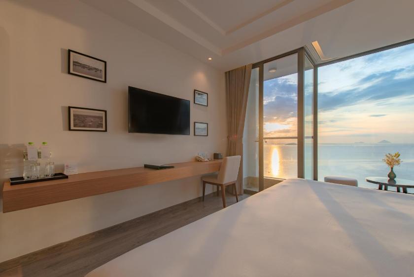 Phòng Deluxe Giường Đôi Với Ban Công và Tầm Nhìn Ra Biển Phòng Deluxe Giường Đôi Với Ban Công và Tầm Nhìn Ra Biển