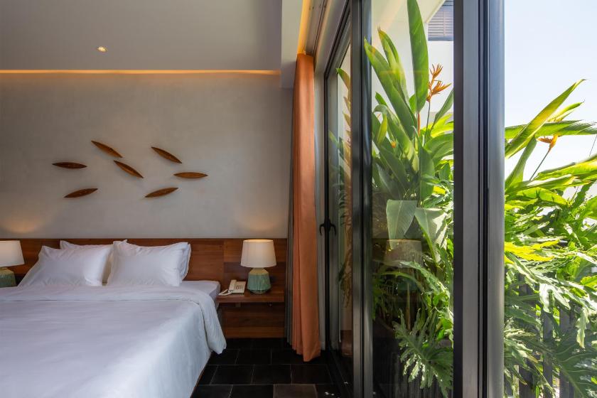 Phòng Deluxe Giường Đôi Có Ban Công