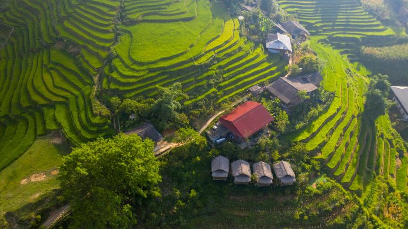 Phòng có giường cỡ King nhìn ra cảnh núi non