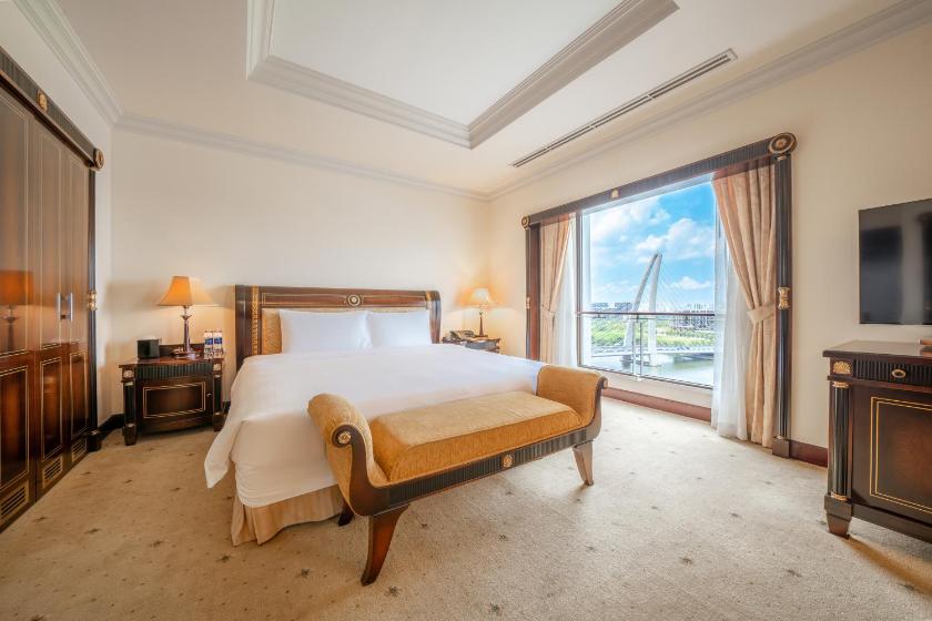 Suite Nhìn Ra Sông