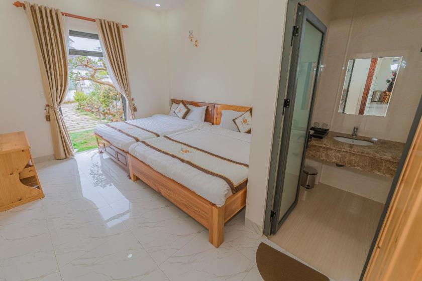 Phòng 4 người nhìn ra vườn