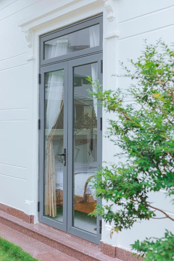 Phòng 4 người nhìn ra vườn