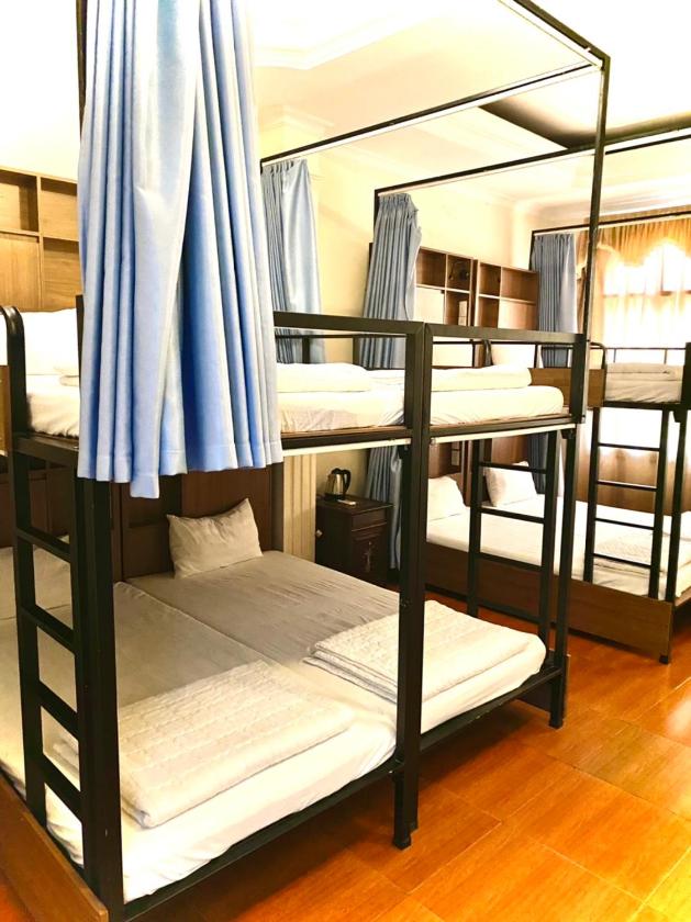 Phòng ngủ Tập thể 8 Giường cho cả Nam và Nữ