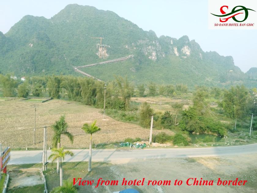 Phòng có giường cỡ King nhìn ra cảnh núi non