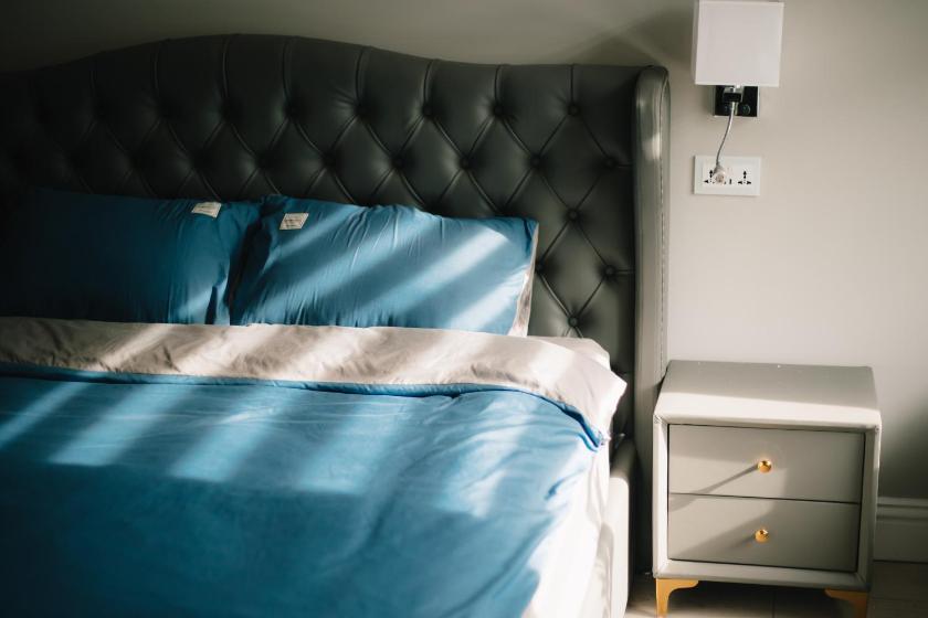 Phòng có giường cỡ King nhìn ra cảnh núi non