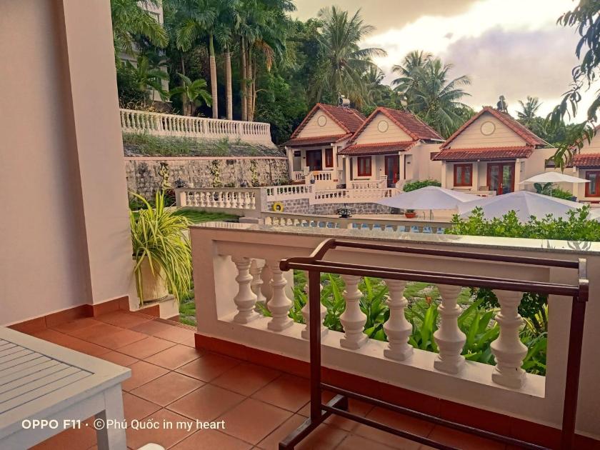 Phòng 3 Người Nhìn Ra Hồ Bơi