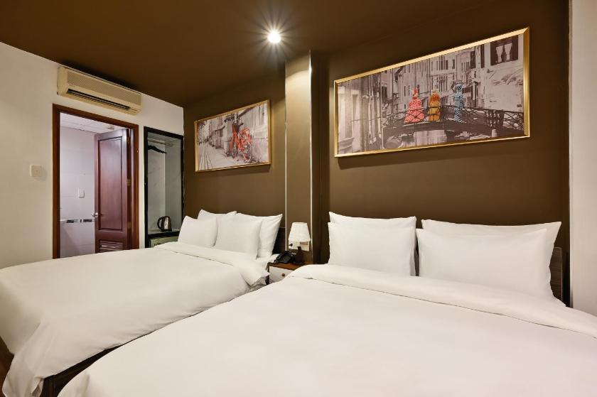 Executive Queen Room with Two Queen Beds with complimentary daily snack