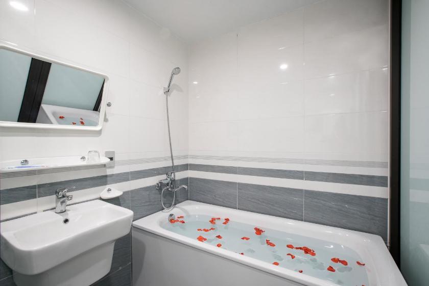 Phòng 3 Người Nhìn Ra Thành Phố