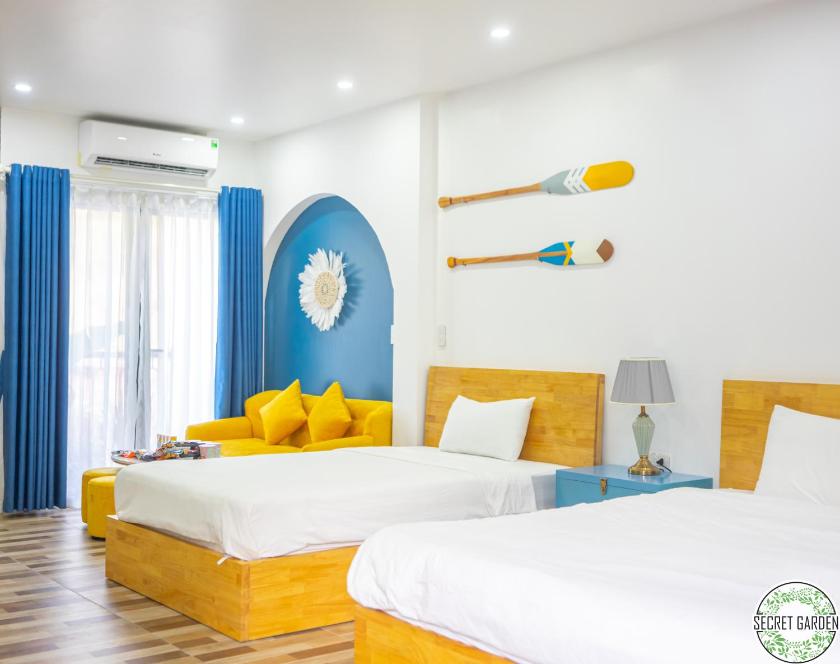 Phòng có giường cỡ King nhìn ra cảnh núi non