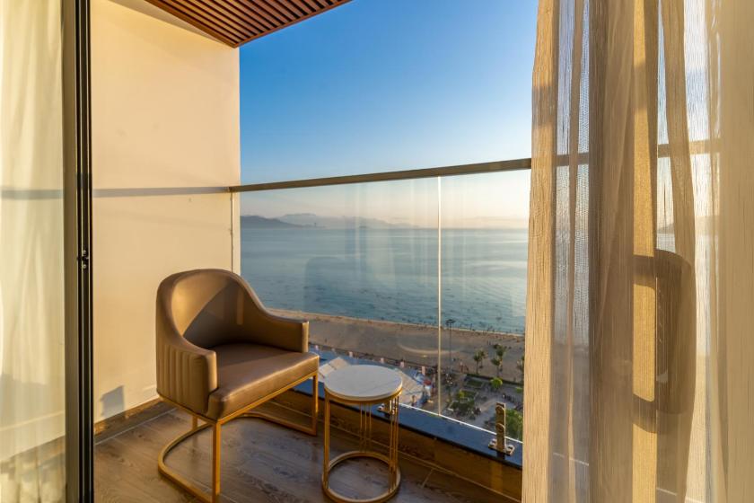 Phòng Senior Deluxe Nhìn Ra Biển Phòng Senior Deluxe Nhìn Ra Biển