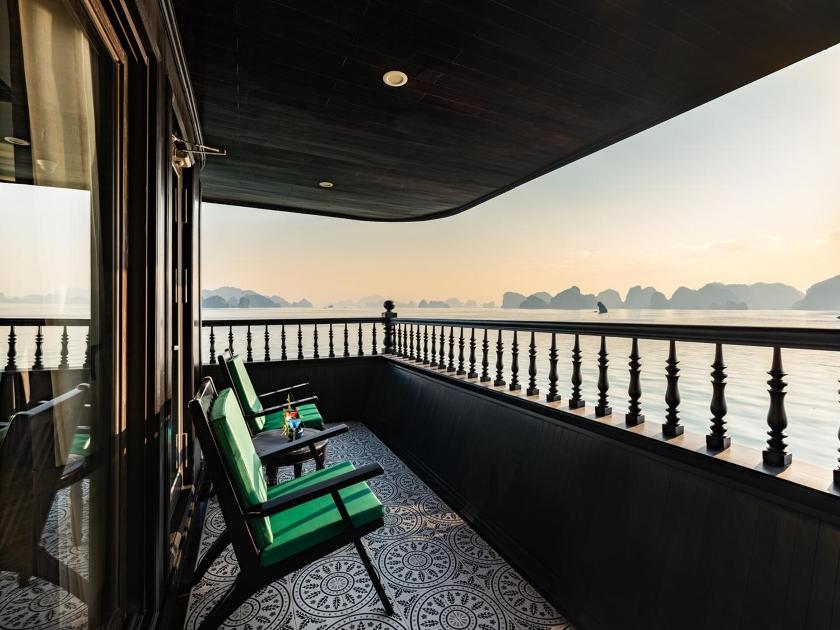 Suite Hạng Hoàng Gia Có Ban Công Riêng & Bồn tắm Jacuzzi - 2 Ngày 1 Đêm Suite Hạng Hoàng Gia Có Ban Công Riêng & Bồn tắm Jacuzzi - 2 Ngày 1 Đêm