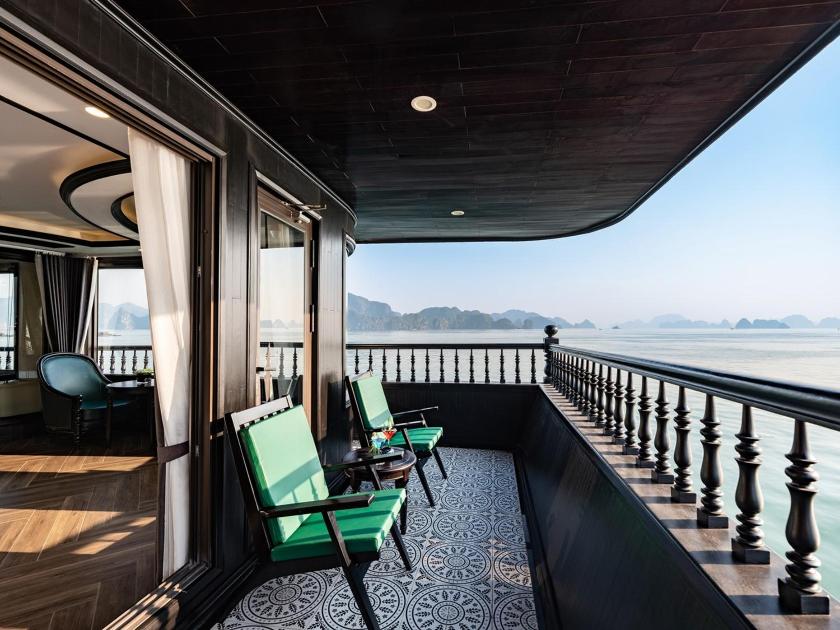 Suite Hạng Hoàng Gia Có Ban Công Riêng & Bồn tắm Jacuzzi - 2 Ngày 1 Đêm Suite Hạng Hoàng Gia Có Ban Công Riêng & Bồn tắm Jacuzzi - 2 Ngày 1 Đêm