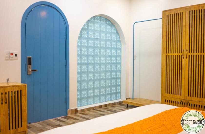 Phòng có giường cỡ King nhìn ra cảnh núi non