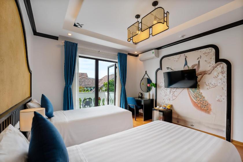 Deluxe Cozy Twin Room with Balcony and City View