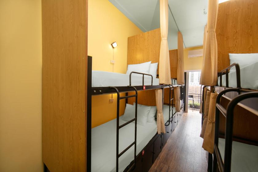 Giường Đơn Trong Phòng Nghỉ Tập Thể Cho Cả Nam Và Nữ