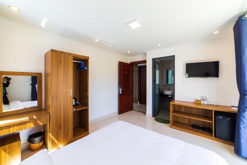 Phòng Deluxe Giường Đôi Có Ban Công