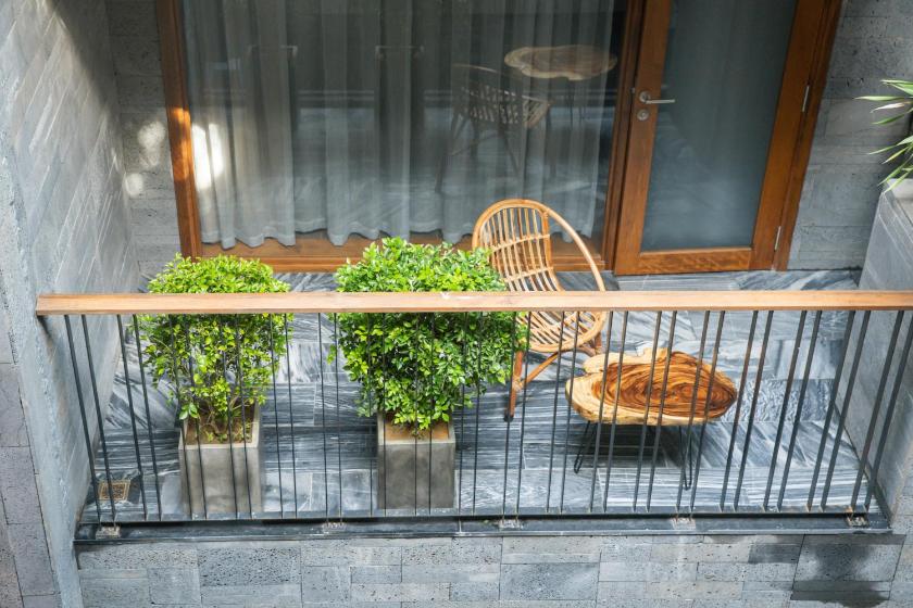 Studio with Koi View Studio with Koi View