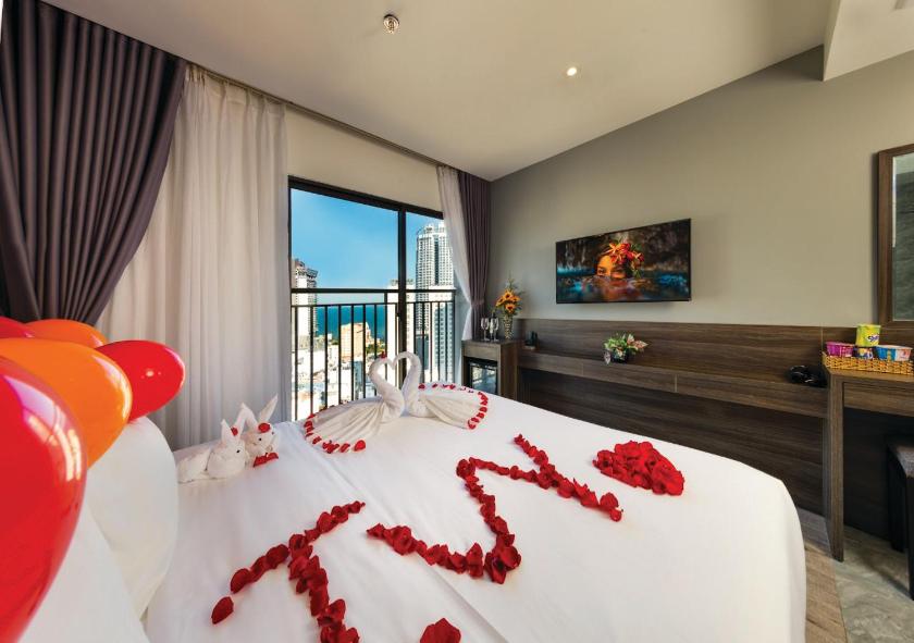 Phòng Deluxe Giường Đôi Với Ban Công và Tầm Nhìn Ra Biển Phòng Deluxe Giường Đôi Với Ban Công và Tầm Nhìn Ra Biển