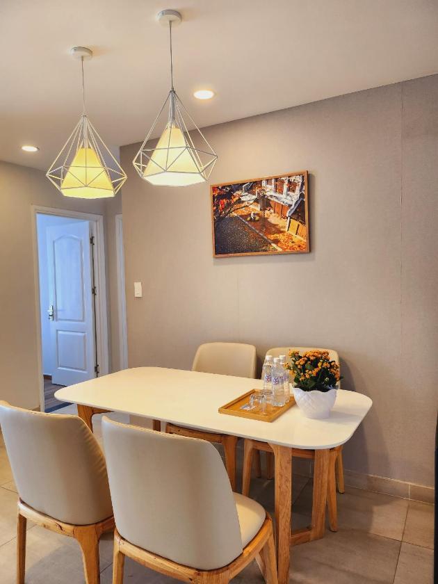 Căn Hộ Nhìn Ra Hồ Bơi  Căn Hộ Nhìn Ra Hồ Bơi